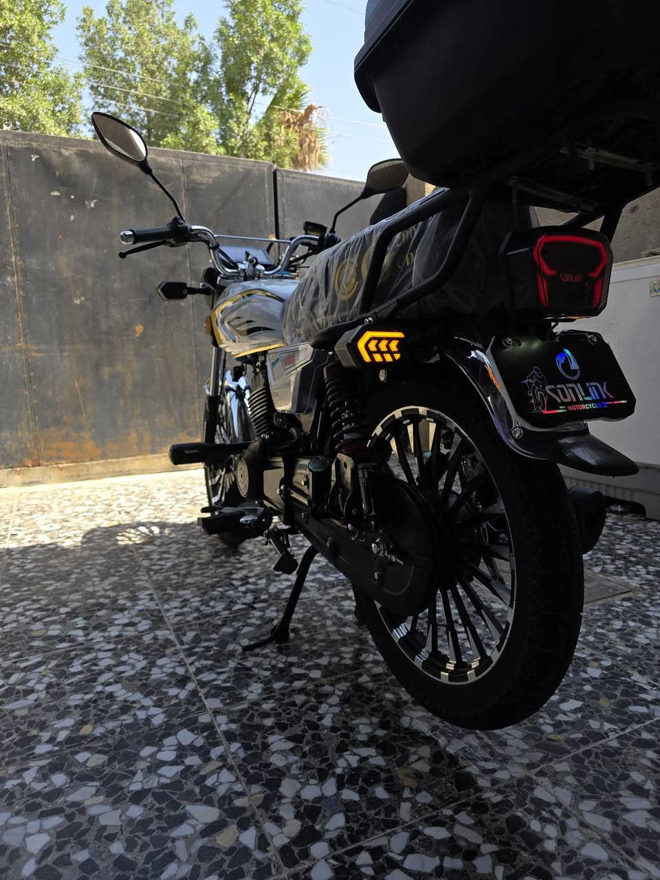 دراجه سونك
وCBFسيبي اف 
ضاغطه وزنجيل 200cc
كدامك نضافته 
بصمه عدد 2تشغيل عن بعد 
سعر: 950بيه مجال كلش بسيط
 دراجه نشطه وقويه 
رقم: ***********
