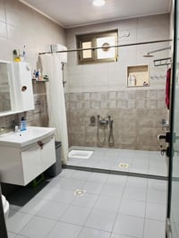دار للبيع حي الجامعة الفرع المجاور لمركز الشابندر للتجميل مساحة ١٥٠ مت...