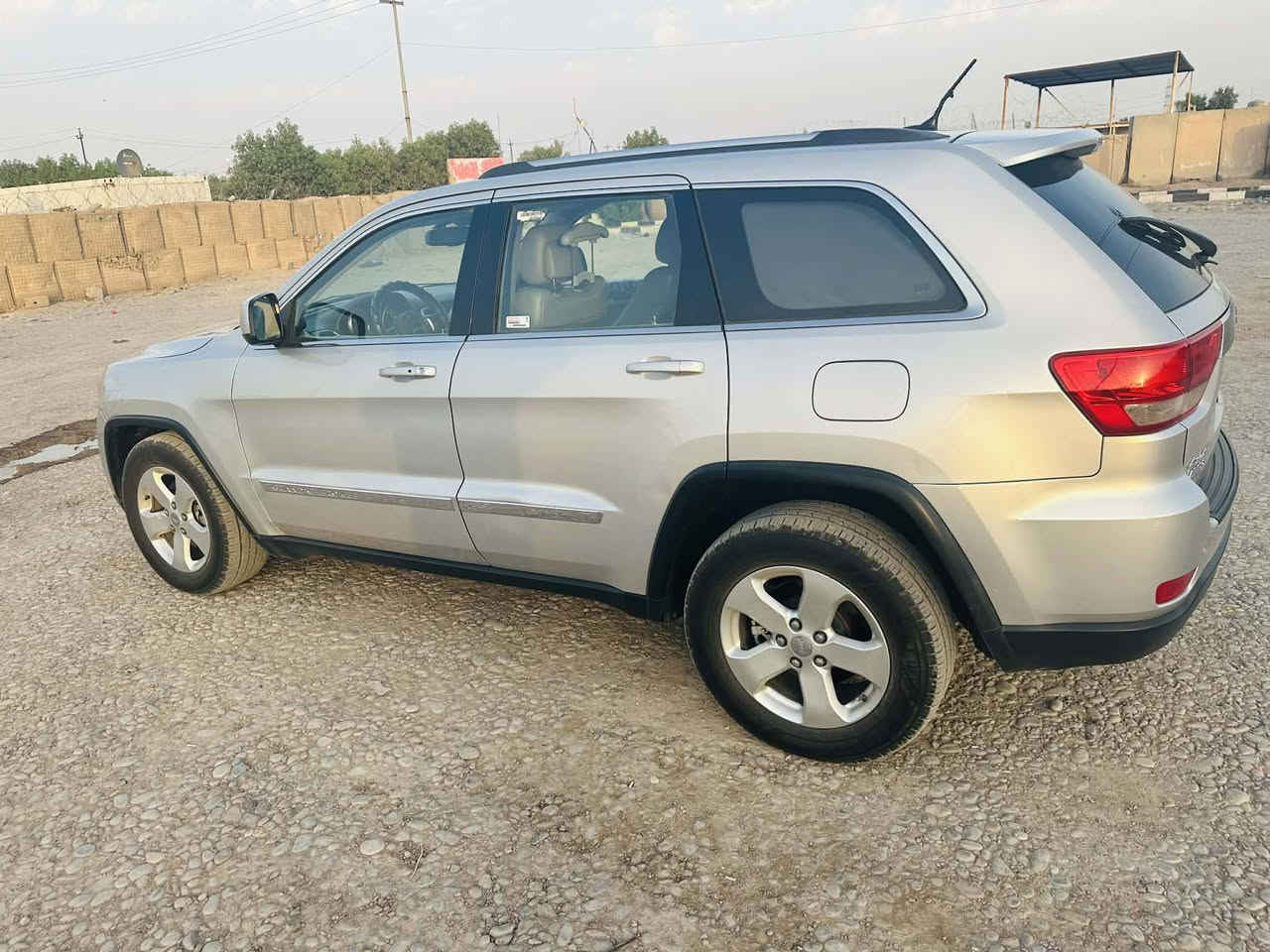 جيب لاريدو موديل 2013 
السياره وارد امريكي
الضرر تبديل بابين بلادي مثل ما موضح بالسونار المرفق مع الصور 
الرقم اربيل باسمي 
سنويه لعام 2030 
مواصفات
فتحه سلايد روف
بصمة تشغيل عدد
 بصمة ابواب
كشن كهرباء
كشنات جلد
شاشه 
ويل كروم بلادي
حساسات خلفيه
كامرا خلفيه
فول تحكمات
فور ويل
وباقي المواصفات المعروفه
175 وبيها مجال قليل حك الجيه 
مكان ديالى بلدروز 
للاتصال ***********
***********
