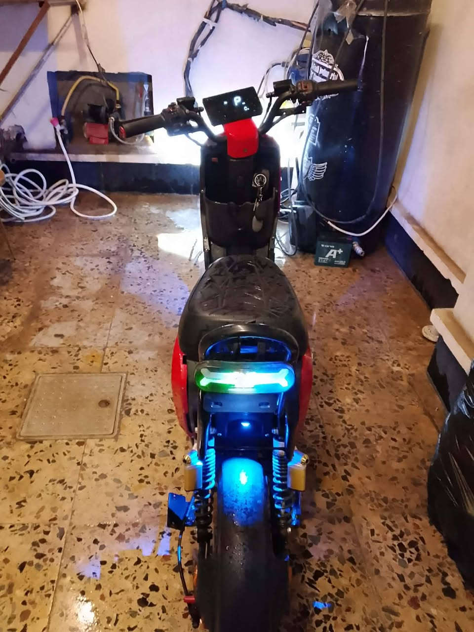 دراجه شحن R9 

سرعه 99 حقيقي 
اربع سرعات 
خمس بطاريات ليثيوم 
لايت عالي ناصيي 
جاملغ خلفي جديد 
جاملغ امامي جديد 
اشاير يمنه يسره شغال كهربائيات كلها شغاله بيها كفر امامي بس واكع يرادله شد دبلات غاز يتحملون وزن سعره 350الف قفل اخوان تشغيل دبل سويج شاحنه الدراجه جديده


**إذا كنت صاحب هذا الإعلان وتريد حذفه لأي سبب، رجاءا أرسل رسالة إلى الدعم الفني**