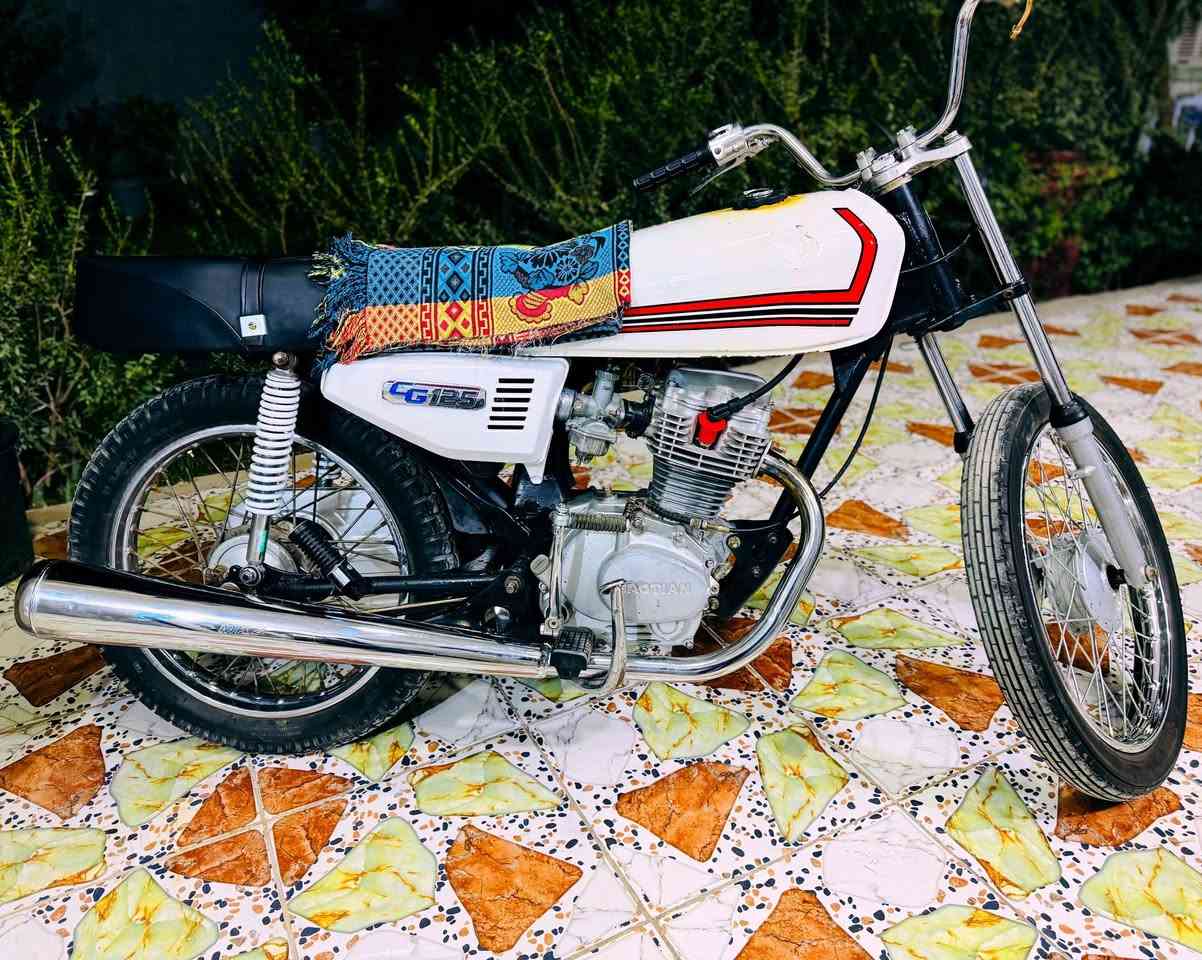 السلام عليكم
دراجة 4 كير للبيع، نظيفة وما بيها أي عيب، بدون أوراق لكن مكفولة من السرقة.
السعر 325 وبيهة مجال للشراي. 
المكان: حلة– عوفي.
للاستفسار: *********** (متواجد واتساب).
