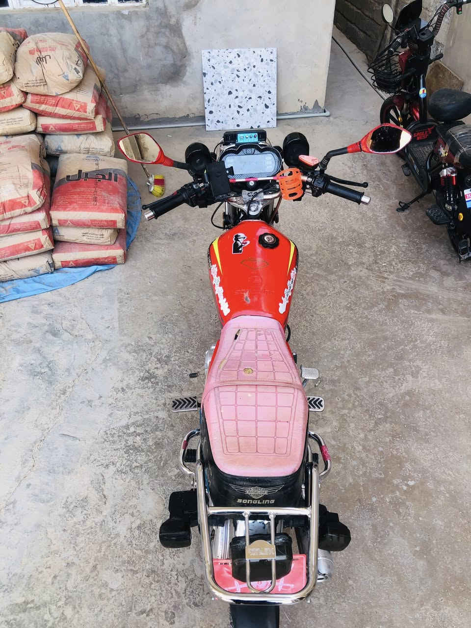 سلام عليكم دراجه سونك موديل 24نضافه فول وحرك ٢٠٠ شرط ممفتوح الدراجه مناقصها ي شي كهربائيات كلها شغاله شاشه اكترونيه السعر ٦٢٥وبي مجال العنوان صلاح الدين بيجي حي العصري اتصال***********
