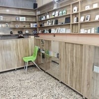 لييع محل موبايلات للبيع الديكور والاكسسوارات والفاترينات مع الانارة وا...