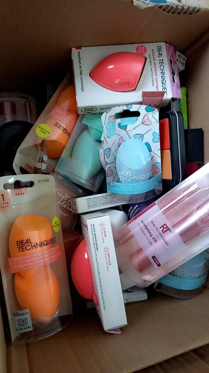 سعر الكارتون من 25الى 100حسب العدد وطلب الزبونه هاذه تصويري لبضاعه مثل ماشوفون.
حمره ماركه ديور. 
حمره وبلاشر NYX
بلاشر كرستين. 
بلاشر +لوس باورد +مسكاره توفيس 
فرش ريل تكنيك +بيوتي بلندر. 
باليت ضلال Nickd. 
حمره + علبه ظلال صغيره من ماركه me me
اقلام تحديد من فلورمر 
اقلام كحل الوان من فلورمر 
كونتور +باودر من Mac
كونسلر. 
كريم كولاجين 
كريم ترطيب. 
طبعا الي تطلب تفحص امام المندوب ماعجبها ترجعها. بنات تأكدو منتجات اصليه ومثل مابالصوره


**إذا كنت صاحب هذا الإعلان وتريد حذفه لأي سبب، رجاءا أرسل رسالة إلى الدعم الفني**