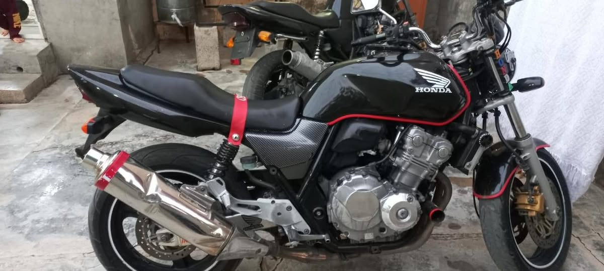 بەناوی خوا هۆندای ٤٠٠ نۆزڵ. ٢٠٠٨. بۆ نوقسانی مەگەڕێ تیایا چرکەی تیا نیە کامل کارەبایی ئیش ئەکات مەکینەو گێڕ شەرت ماڵی مەدەنی بەشەرت بێ بۆیاخە. خشانیکی بەلای ڕاستا کردوە کەمێک تەنکیەکەی قوپاوە. شوێنم سلێمانیە نرخی ١٨ وەرەقەیە  بە قەرزو قیستی نایەم تەنها ئەیفرۆشم. ***********

*********** السليمانية, العراق
