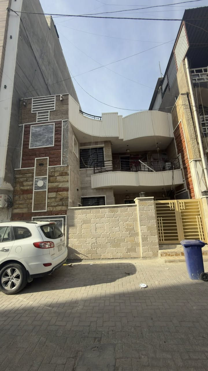 دار للبيع في منطقة الاعظمية فرع مطعم قاسم ابو الكص
المساحه ١٧٢ والواجه ٩ و٢٠ 
يحتوي الطابق الارضي ع مطبخ وصاله وغرفتين نوم و٣ حمامات واحد داخل غرفه
والطابق الثاني ٤ غرف وحمامين واحد منهم داخل غرفه
للاستفسار اكثر الاتصال ع الرقم 
***********
