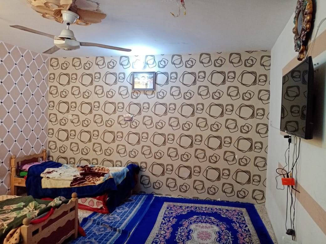 السلام عليكم
 بيت للبيع منطقة الشعب حي الكوثر قرب ساحة علاء نجف مساحة البيت 100متر عرض 5*20 يتكون الطابق الاول من استقبال وحولي ومطبخ مفتوح وغرفة نوم وحمام بالإضافة إلى حمام خارجي والطابق الثاني غرفة نوم وغرفة نوم  سويت يعني غرفتين نوم  وحولي والطابق الثالث بيتونة وسطحين شتايكر المنطقه كامله خدماتها سعر البيت ٩٠ مليون وبي مجال للاستفسار اتصال على الرقم ***********
