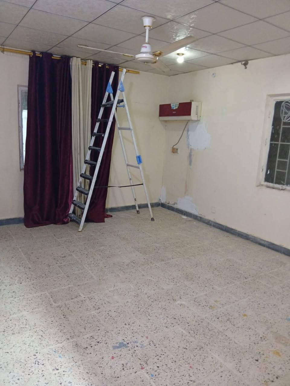 السلام عليكم 
بيت اليجار 
طابق ارضي 
جبيله الهنديه 
غرفتين وصاله واستقبال ومطبخ وصحيات 
يجاره قفل 500 
عقارات الجمهوريه 
***********
