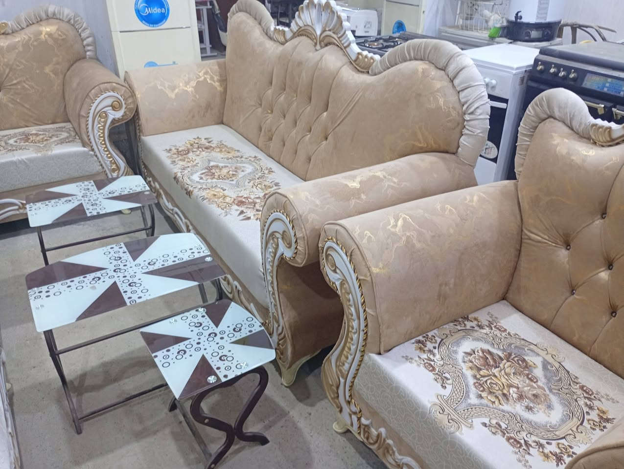 السلام عليكم 
يتوفر لدينا تخم ابو التاج عشر مقعد جديد  شغل تزكام 
العنوان حي العصري مجاور جامع اصاحب الكساء ع 
للإتصال أو واتساب ***********
