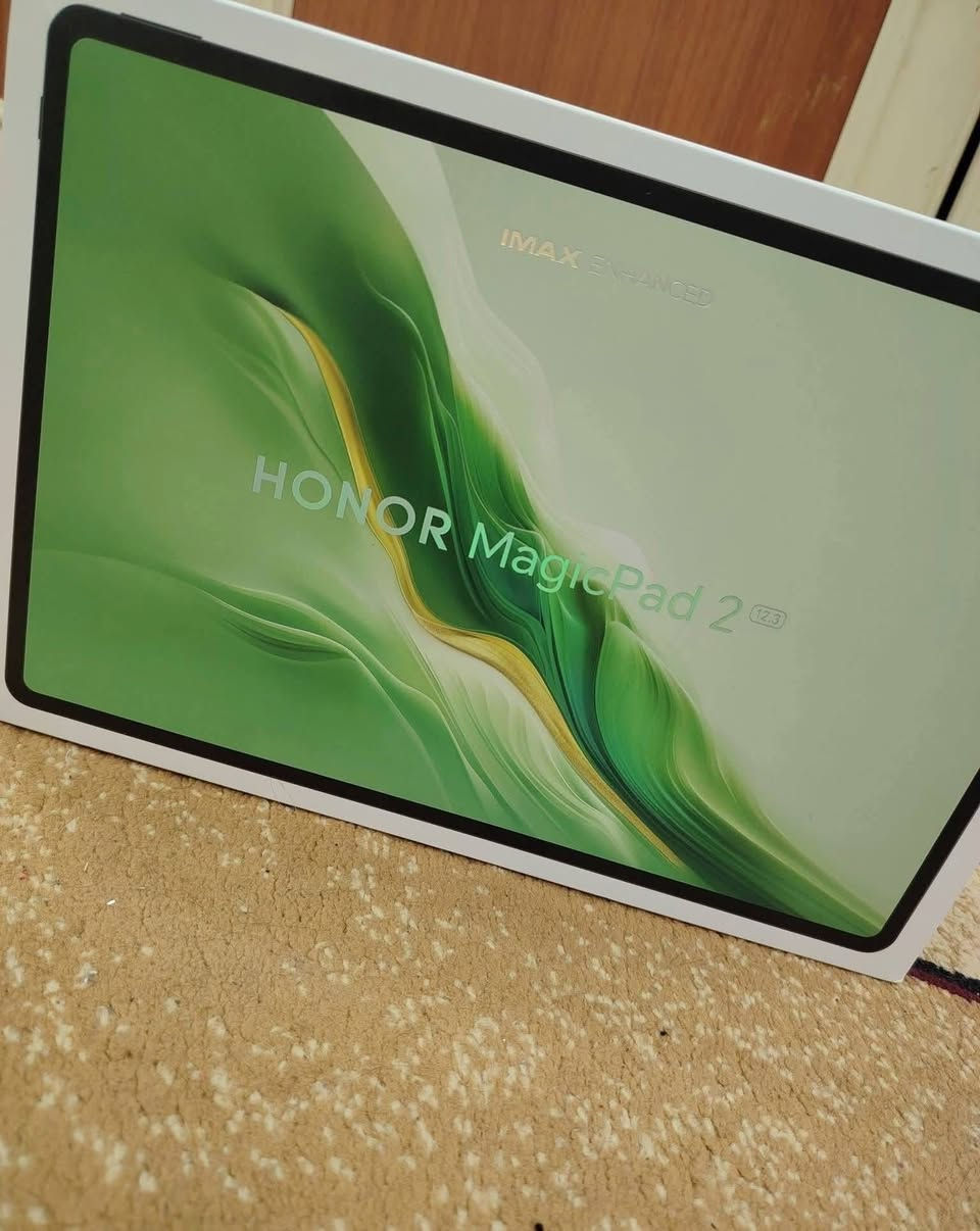 سلام عليكم هونر ماجيك باد 2
معروف مواصفاته والقوة ماله

شاشة OLED حجم 12.3

تردد الشاشة 144Hz

ذاكرة 256 كيكا

معالج قوي كلش يشغل ببجي 120 فريم

جهاز كلشش نظيف  شاحنة 67 w

السعر 700. الرقم ***********
