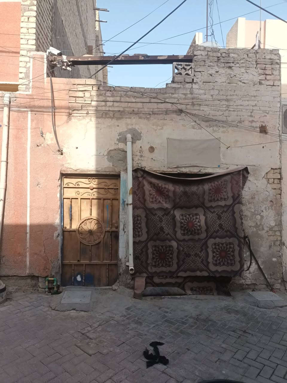 بيت واقع حال البيع بغداد مدينة الصدر قطاع 33السفسار على الرقم ***********
