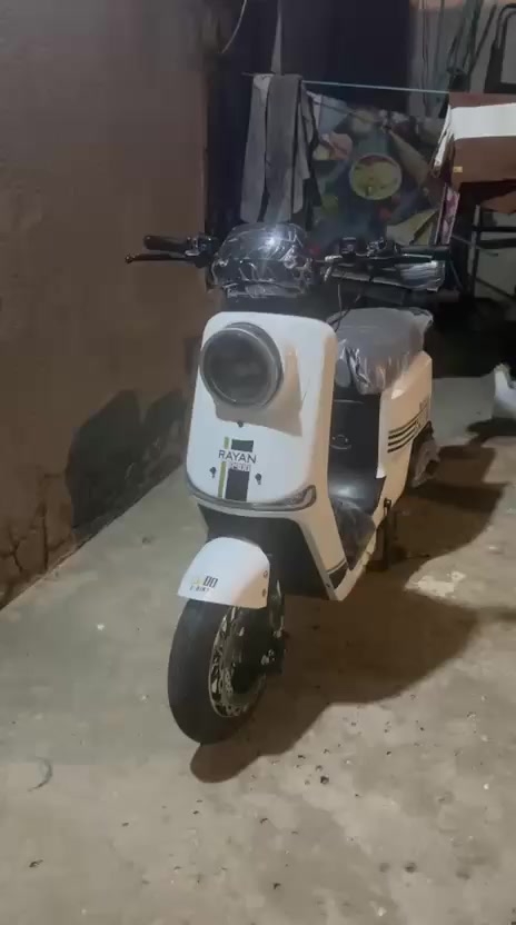 سلام عليكم شباب دراجه شحن نضيفه R900  دراجه كامله اي نقص مابيه جديده وجاهزه خمس بطاريات كله بلادي تجي وشوف بعينك سعره 550وبيه مجال مكاني البصره القبله رقم ***********
