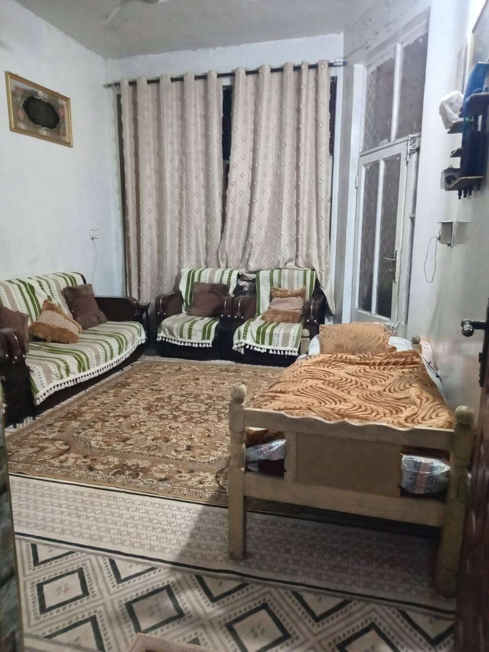 السلام عليكم اخوان بيت 50متر منطقة ضياء الخلفي الاستفار تصال على هذا رقم ***********
