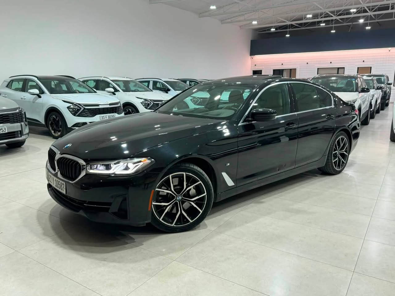 السلام عليكم
BMW 530i 2021 luxury package 
كلين كفالة عامة فقط دعاميات صبغ
فول مواصفات فتحة سقف
حساسات امامية خلفية
ويل 19 M تو سايز
داتا شو
كشنات امامية تدفئة
داخل كريمي مع ambient light تحكم
رادار جانبي ونقطة عمياء
صندوق كهرباء
سستم سماعات Harman Kardon 
شاحن لاسلكي
تشغيل عن بعد

السيارة عليها ادامة كاملة من تنظيف حجر الاحتراق وكافة الزيوت وتخم اطارات جديد
مبيها مصرف ربع دينار

السعر 31,500$
***********
770 634 0075
