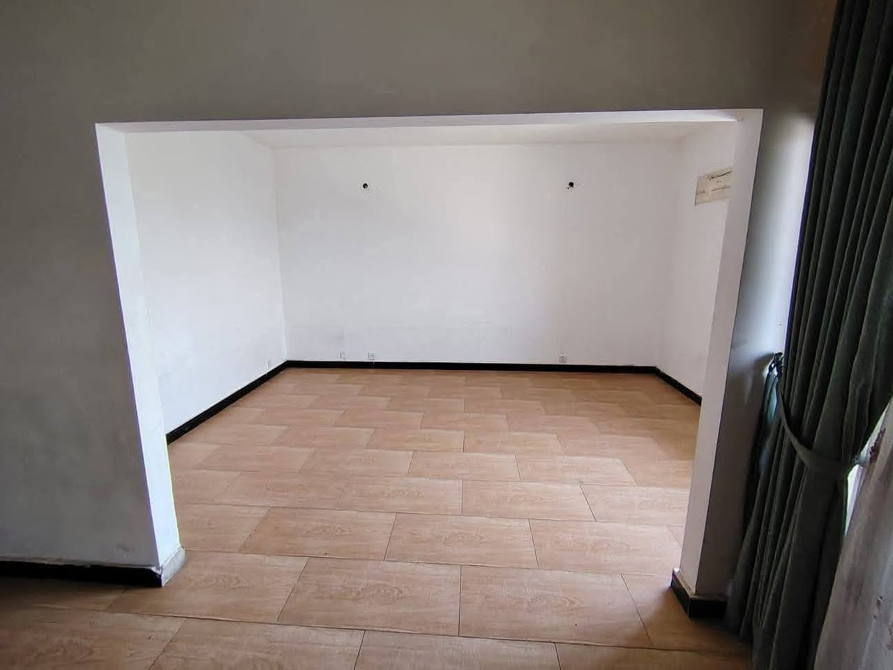 السلام عليكم
شقة للبيع طابق ثالث متكونة من ثلاث غرف نوم محدثة موقع مميز قرب ثانوية المنهل 
للاستفسار ***********
