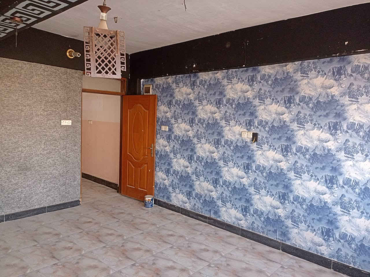 دار للبيع مساحة 86 متر 3طوابق  الواجهه 550 والنزال 16 حي اور قرب مقابيل سوق 2000 ثاني بيت عن الشارع العام يحتوي على مطبخ واستقبال وصحيات و5 غرف نوم سويتات للاستفسار *********** متواجد واتساب
