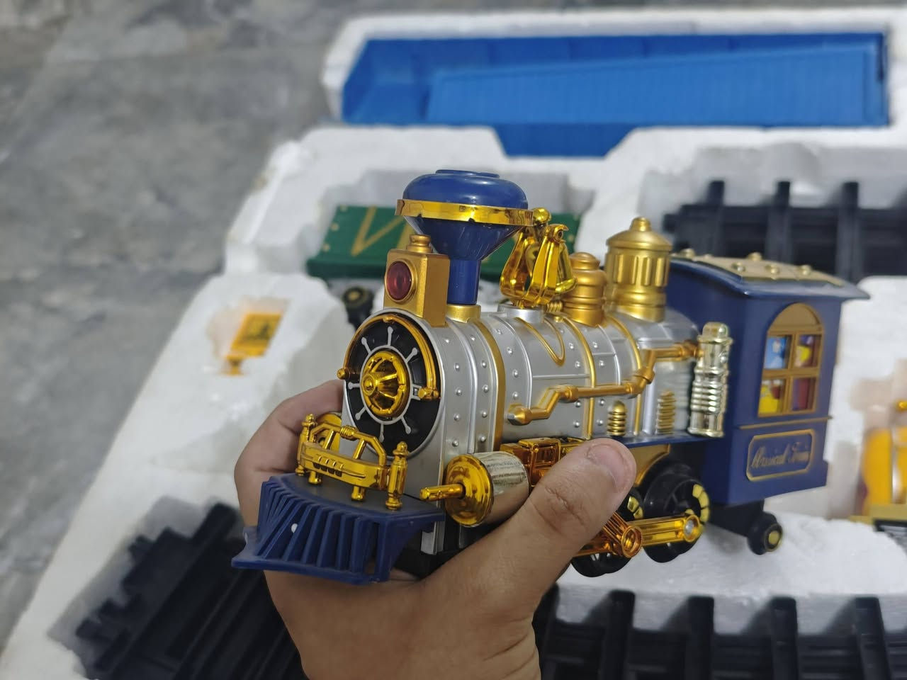 🚂 للبيع قطار كلاسيكي بالريموت 

✨ المواصفات:
طول 3 امتار ونص
🚂 قطار كلاسيكي مع ريموت كنترول.
💨 يطلع دخان واقعي.
💡 إنارة من مقدمة القطار.
🔊 4 أصوات قطار واقعية.
🛤️ سكة كاملة مع الإشارات والأشجار.
📦 44 قطعة كاملة.

💰 السعر: 60 الف ( مشتري ب 75 )
📩 للحجز أو الاستفسار راسلني خاص


**إذا كنت صاحب هذا الإعلان وتريد حذفه لأي سبب، رجاءا أرسل رسالة إلى الدعم الفني**