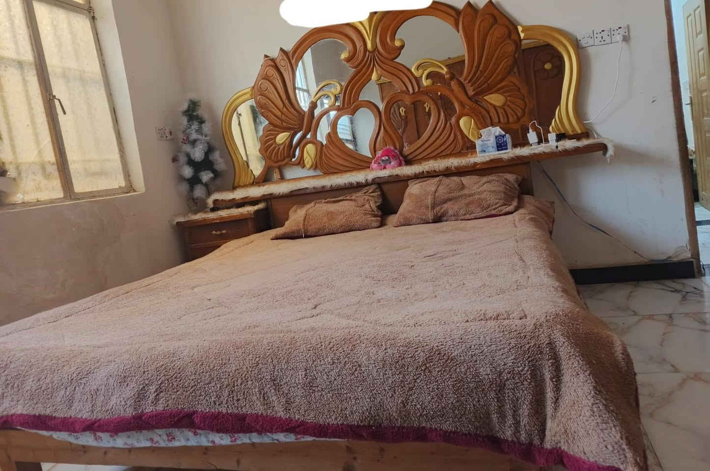 السعر 400 خشب قديم. كامله ما عدا زاويه ملابس ماكو.


**إذا كنت صاحب هذا الإعلان وتريد حذفه لأي سبب، رجاءا أرسل رسالة إلى الدعم الفني**