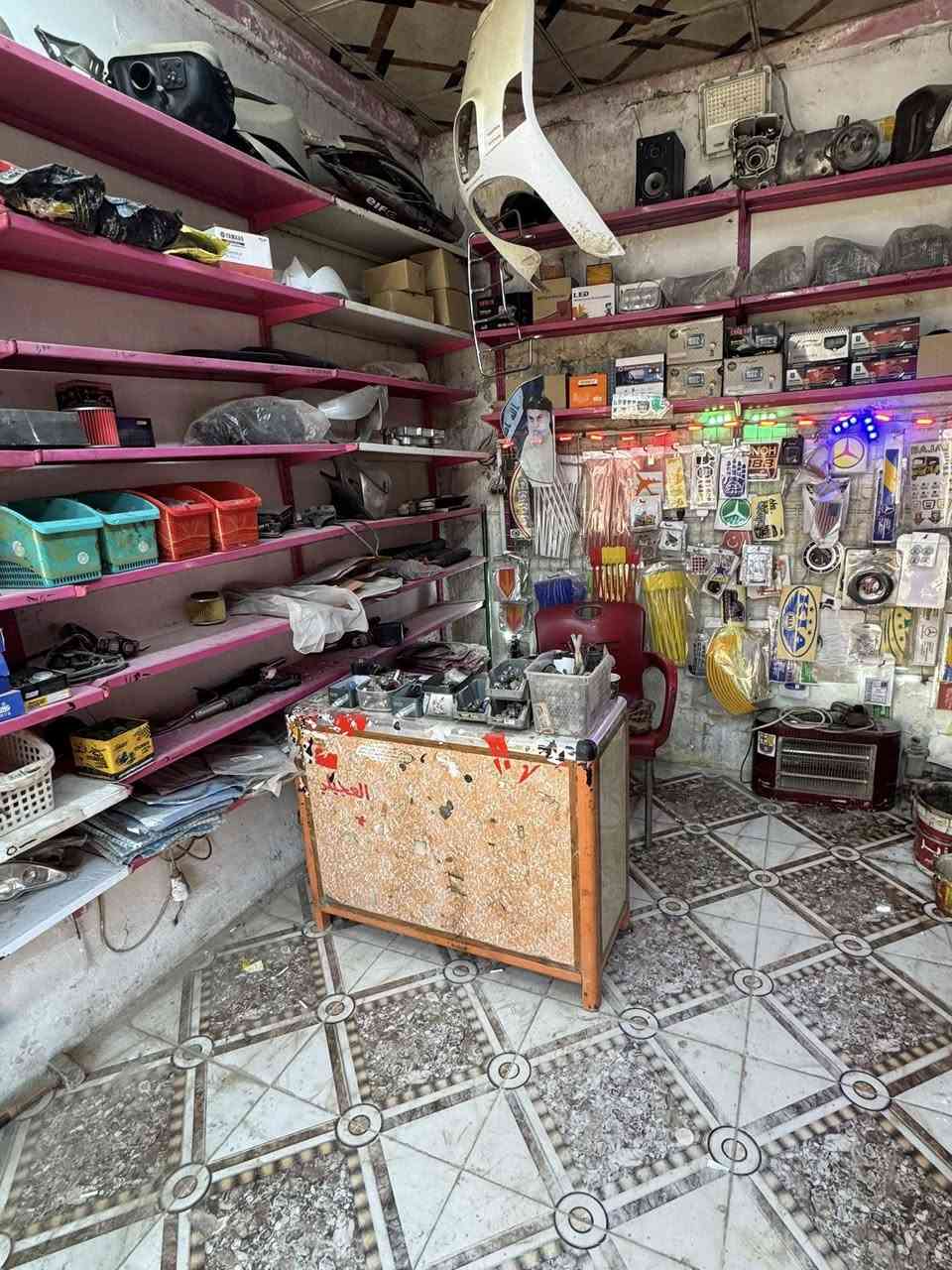 سلام عليكم للبيع محل ادوات حتياطيه وتصليح دراجات بس جيب العده مالتك وتجي تشتغل محل كامل مثل ماموضح بصور مكان المحل المفرك شارع الحسينيه مقابيل الصميدعي للكبنكات رقم***********
