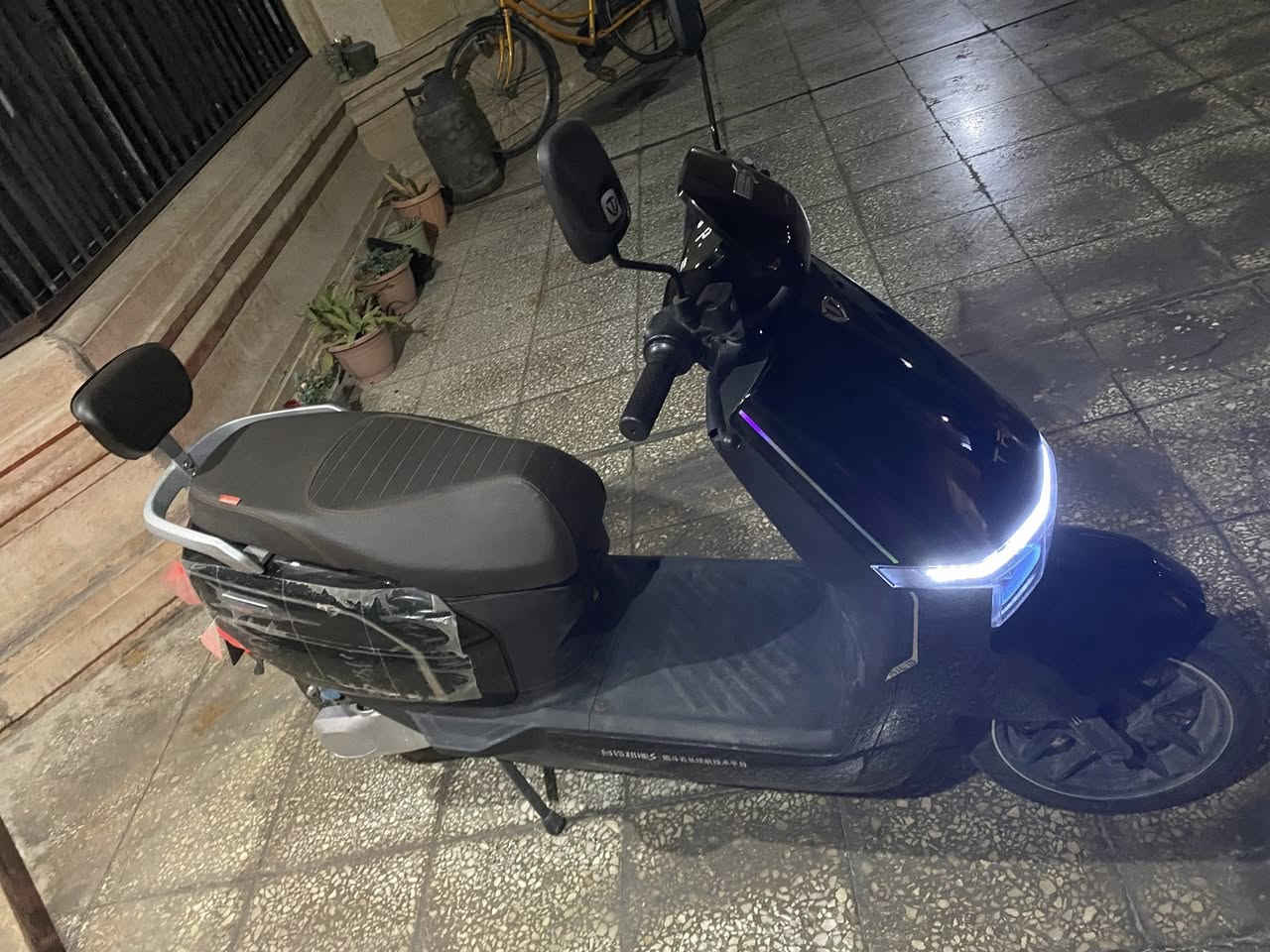 سلام عليكم دراجه شحن نوع تيلجي نفسها شركة ريان الدراجه سرعتها 77 حقيقي و3 سرع وبيها نضام R الرجوع للخلف و اضائه ليد عالي ناصي واشاير الدراجه مصارلها عندي شهرين بعدها جديده مكان الدراجه حي الجامعه السعر 850 وبيها مجال بسيط جدا جدا رقم التواصل ***********
