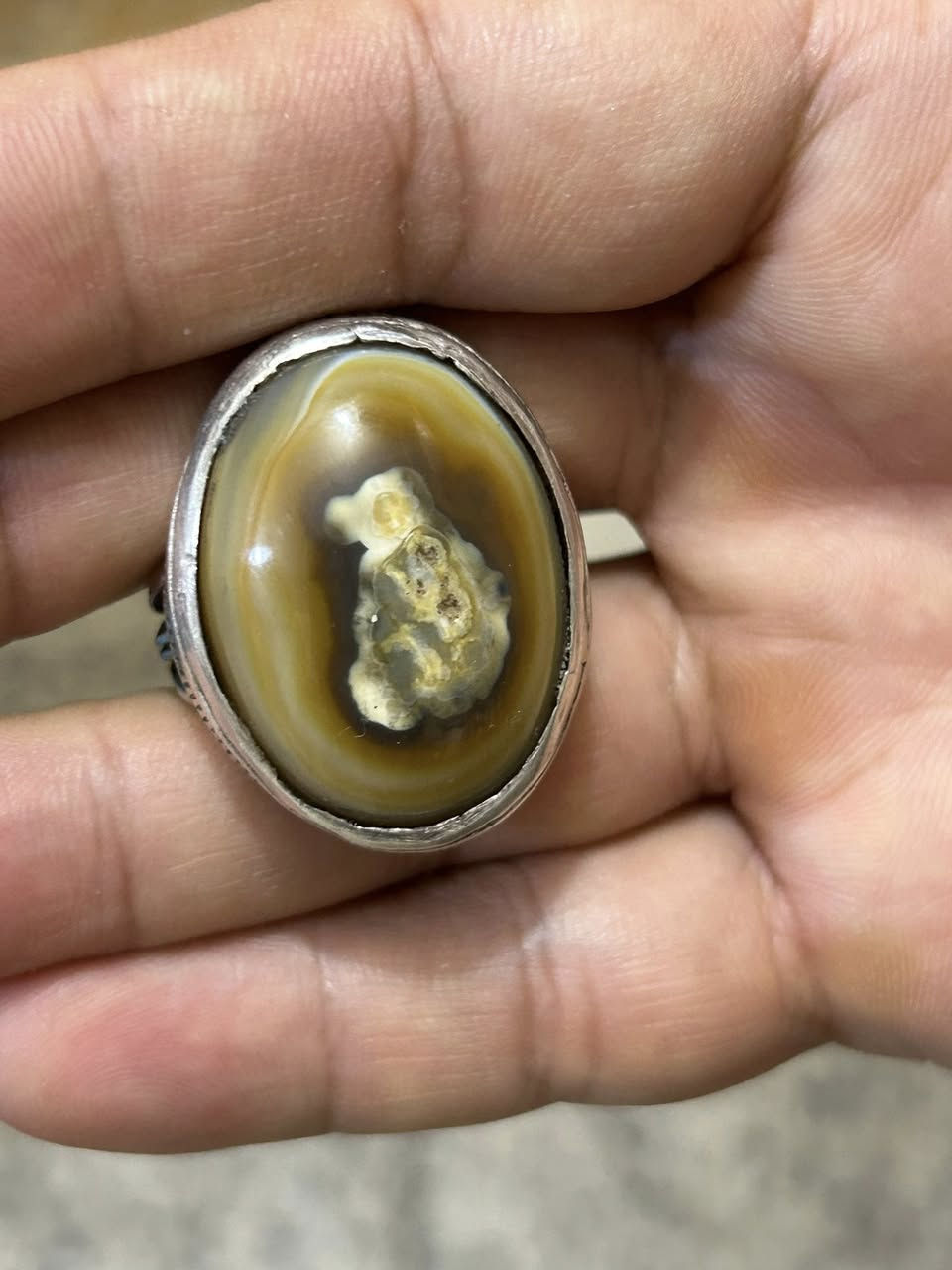 خاتم 💍 فضة رجالي مزين بحجر سليماني قديم  
قياس ٢٣ 
السعر 💵75الف دينار عراقي 
للطلب و الاستفسار مراسلة الصفحة 
او على رقم واتساب ***********
