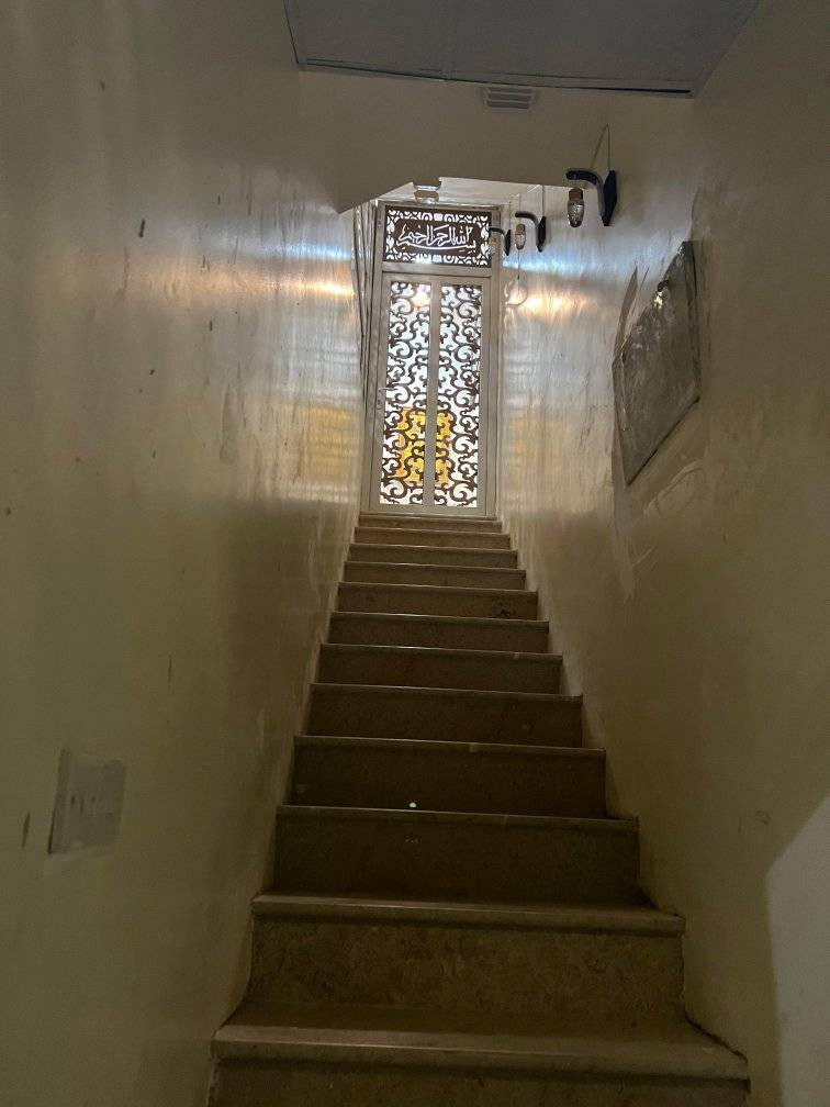 سلام عليكم 
بناية تجارية للبيع ركن حي القاهرةالضباط  خلف جامعة الامام الصادق مساحة 45 متر واجه 7,50 نزال 6,25 يحتوي على محلات عدد اثنان  وشقتان للاستفسار الاتصال على الرقم  ***********
