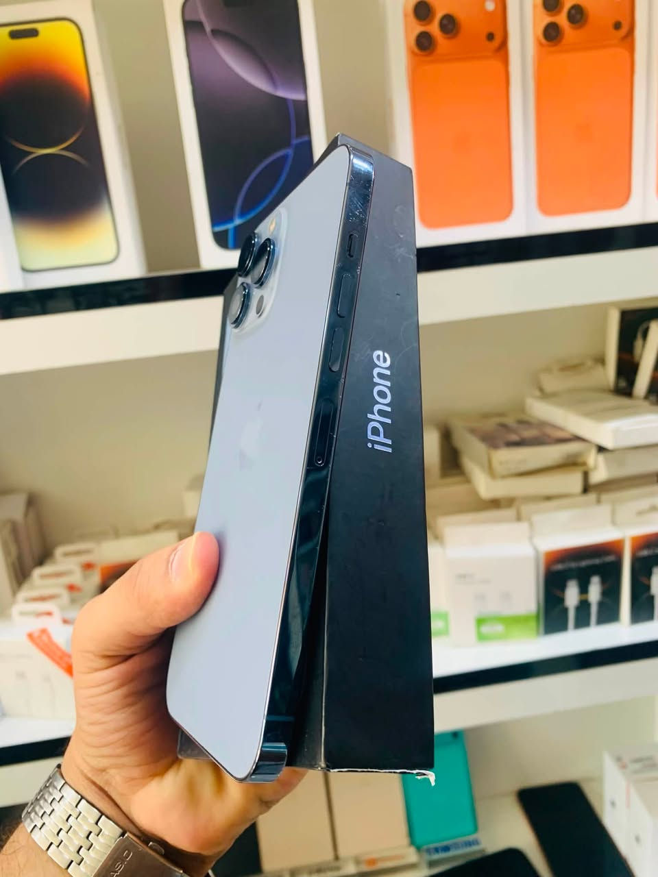 السلام عليكم للبيع
iphone13 pro max 
ذاكره 256
بطاريه 80%
نموذج M 
نضافه 90%لون بحري 
الجهاز مكفول كفاله عامه كلشي ممبدل بيه وكله شغال مابيه اي خلل ضمان يوم كامل السعر قفل ٦٢٠ الف مكاني بغداد مدينه الصدر رقمي ***********

