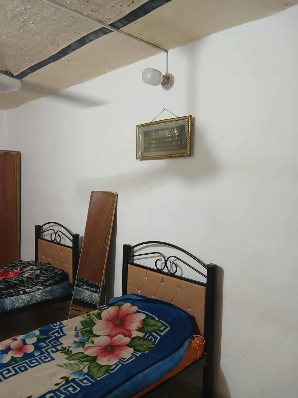 السلام عليكم . بيت للبيع الإسكان القديم البيت قديم  ومرمم مساحة ١٣٥م يحتوي على براني ومطبخ و٣ غرف ٢ جوه وحده فوق  بالسطح البيت طابق واحد وصحيات خارجيه وداخليه السعر ٧٥ وبي مجال بسيط الشراي يتصل *********** ورجاءا اللي مايشتري او مايعجبه السعر خلي يعبر المنشور ولكم التقدير
