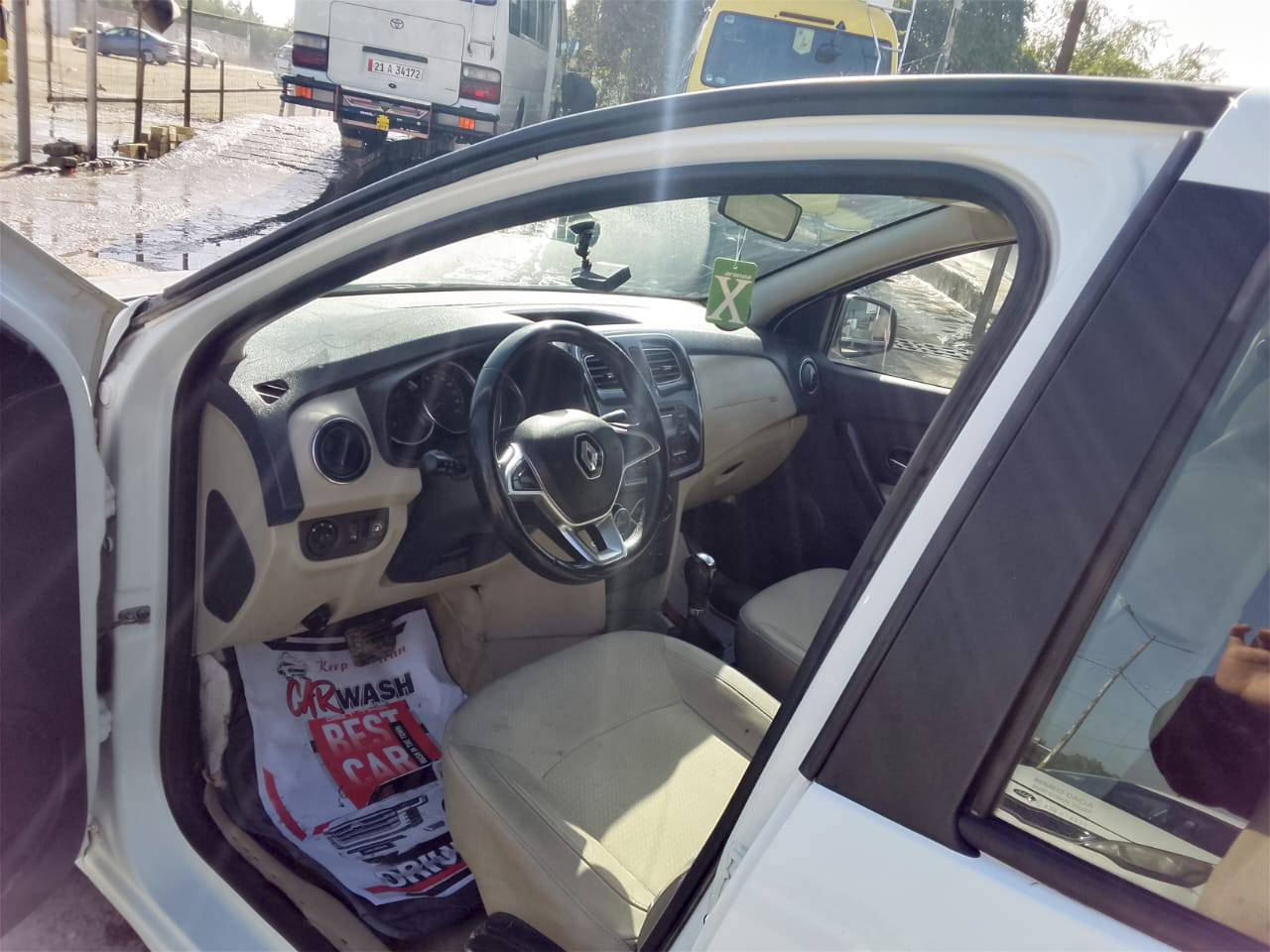 سلام عليكم لبيع فقط
رينو سنبل مديل 21
سيارة كفالة عامة 
بيهة مكانين علة كد شبر بارد فقط 
ملاحضة سيارة مال شركة 8تشهر وتنفك 
وكبل تحويل سعر السيارة (75)بيهة مجال 
عنوان بغداد الدورة رقم صاحب السيارة ***********
