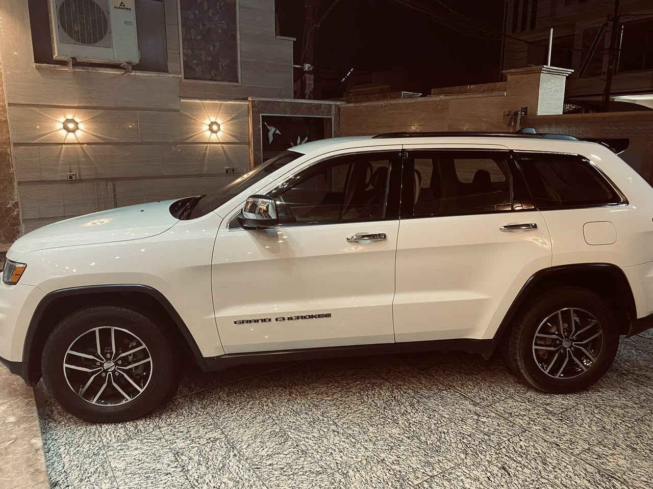 سلام عليكم
جيب لاريدو ٢٠١٧ 
حساسات خلفي 
كامره خلفيه 
منظومه زنون اصلي 
طقم تاير 
باتري جديد 
سستم صوت هارمن + شاشه اصليه مال ٢١ 
السياره داخله كلين هنا صار بيها طخه جاملغ وبنيد صبغ
استفسار اكثر تصل ***********
