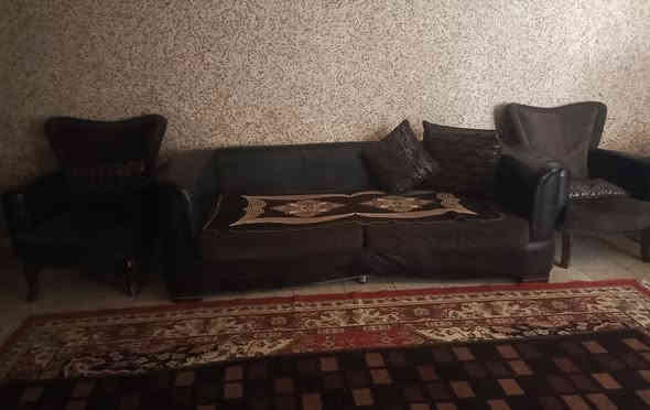 سلام عليكم اغراض منزل نضيفه
تخم 10 مقاعد جلد وقماش تزكام مو سوكي المقاعد خشب بلايود 
تخم 8 مقاعد تركي نضيف 
كاونتر المنيوم نضيف ومناسب  
اللاستفسار ***********
