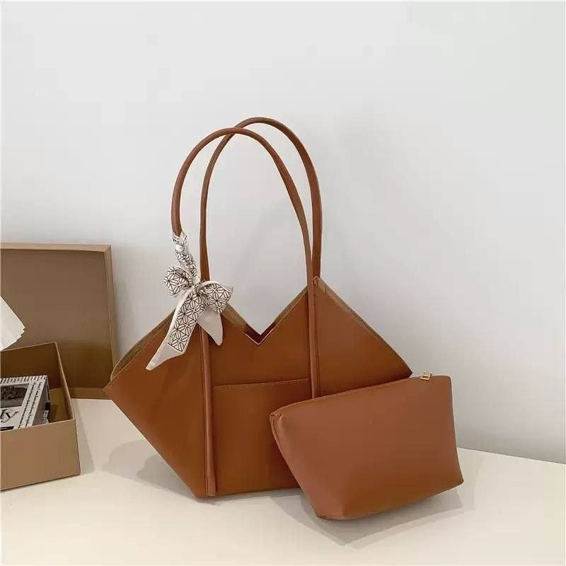 ✨جنط نسائية موديل راقٍ وأنيق
👜تصميم عصري ومميز يلفت النظر
 تجي وياها بوك صغير نفس اللون لزيادة الأناقة والفائدة
 خامة مرتبة وشكل فخم يناسب مختلف الأذواق
 متوفرة بعدة ألوان جميلة ومطلوبة


**إذا كنت صاحب هذا الإعلان وتريد حذفه لأي سبب، رجاءا أرسل رسالة إلى الدعم الفني**