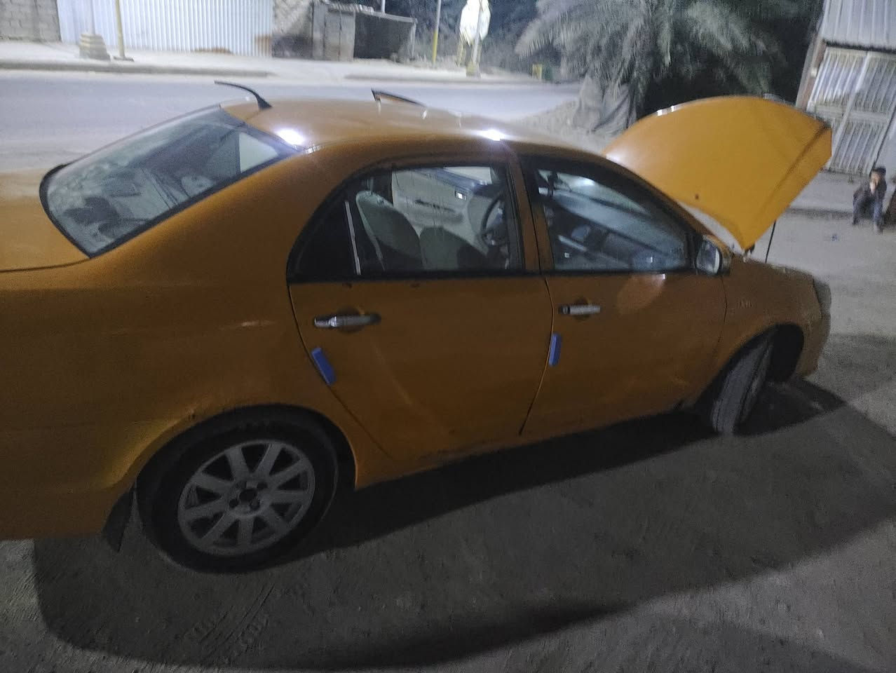 السلام عليكم جلي موبل للبيع السياره جاهزه كير النمره الثانيه تقر مكينه جديده تبريد شغال حداديه خلفيه مابيه شي نقصه بس حداديه اماميه للاستفسار ***********
