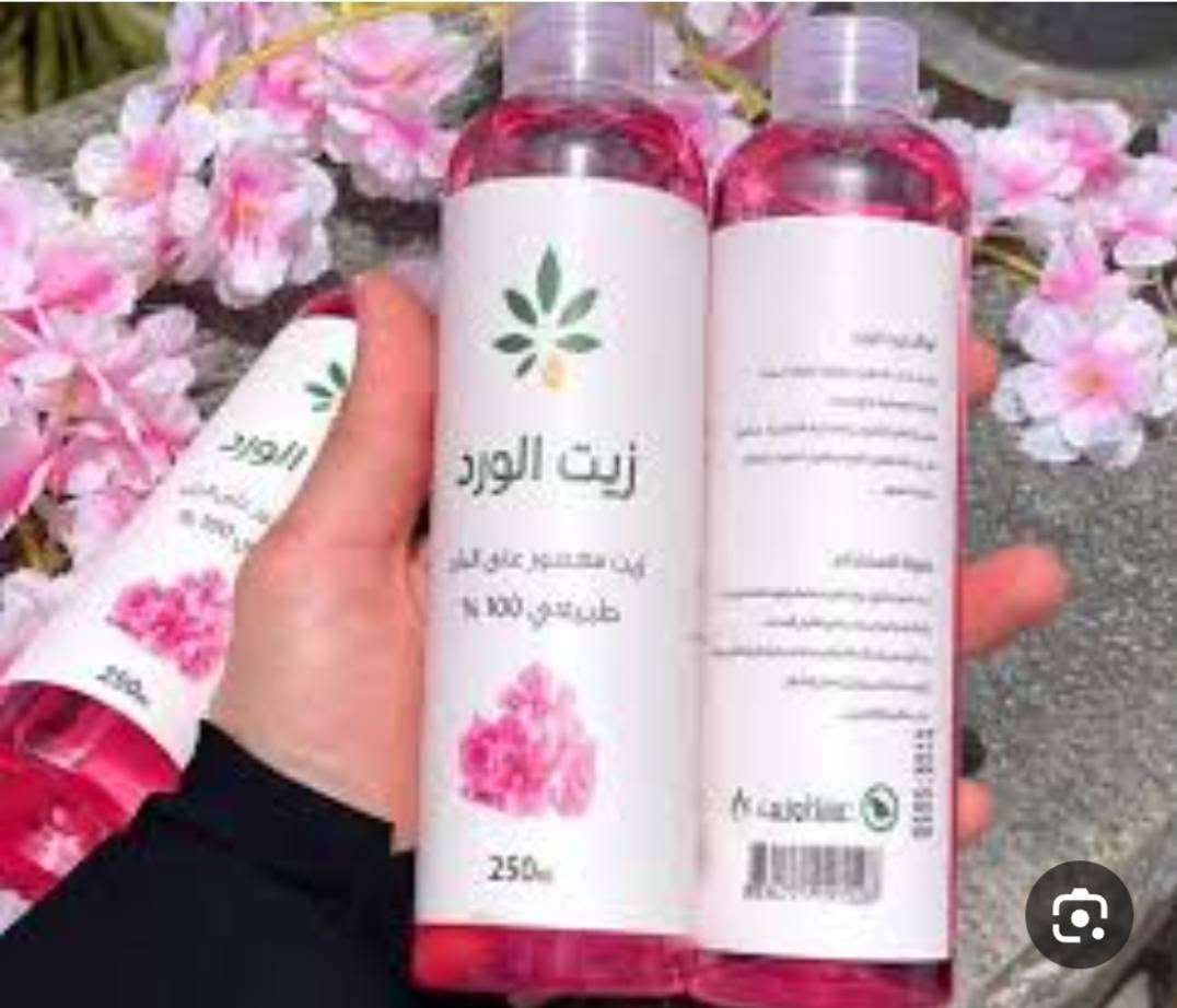 🌸زيت الورد 🌸

🌹زيت الورد من الزيوت المهمة للبشرة🥰 حيث يساعد على حمايتها من الأضرار التي قد تصيبها، لاحتوائه على مضادات الأكسدة التي تساعد على حماية البشرة من الفطريات والفيروسات👌
🌹بالإضافة إلى أن له رائحة جذابة ومميزة، ويدخل زيت الورد في العديد من الماسكات💆 المختلفة التي تحافظ على البشرة، يعد زيت الورد من الزيوت العطرية التي يُنصح باستعمالها على الوجه والبشرة من أجل علاج المشكلات والأمراض الجلدية الشائعة، سواء تم تطبيقه على الوجه ليلًا أو نهارًا( في المنزل) ويفضّل قبل النوم، وفيما يلي نتعرف على فوائد زيت الورد للوجه والبشرة:
🌸يعمل علي تقليل التصيغات  فيفتح البشره .
🌸يسهم زيت الورد في تقليل التهاب واحمرار الجلد.
🌸يؤخر زيت الورد من ظهور علامات الشيخوخة مثل التجاعيد والتصبغ.
🌸يعمل زيت الورد  على شدّ الجلد.
🌸يعيد زيت الورد الحيوية والمرونة للبشرة.
.


**إذا كنت صاحب هذا الإعلان وتريد حذفه لأي سبب، رجاءا أرسل رسالة إلى الدعم الفني**