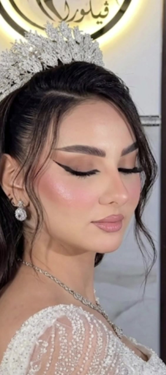 ✨ عيدكم أحلى ويانه في صالون ايلين ڤيلورا ✨
مكياج يبرز جمالچ ✨
تسريحات ملكية تناسب كل الأذواق 👑
وأجمل العروض الخاصة بمناسبة العيد بانتظارچ 💖

دللي نفسچ وخلي إطلالتچ تخطف الأنظار بهالعيد 🌸
احجزي موعدچ من هسه صالون ايلين ڤيلورا الموقع حي السماح مجاور لحم بعجين غسان للحجز الاتصال بالرقم 🎀‏‪***********‬‏
