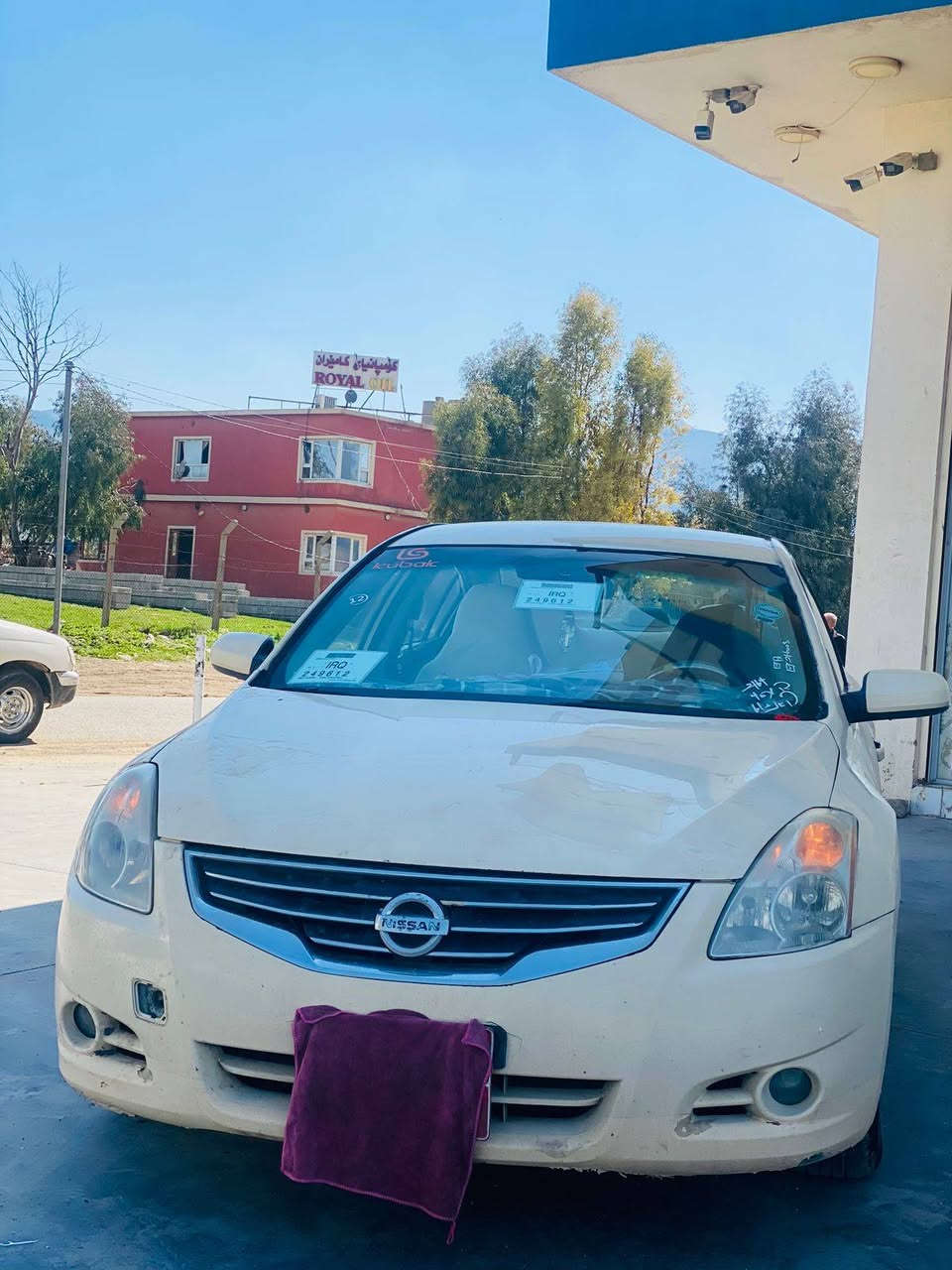 نیسان ئاڵتیما 2012
گێڕ و مەکینەی بەشەرت لۆک
***********
***********
تەبرید بەشەرت 
تەقەو ڕەقەی بەشەرت 
گێڕ و مەکینەی بەشەرەت
کارەبای بەشەرت
پێشی یەک قرچی بەسیت
دوای قرچێکی بەسیت
شان و سەقف و ناو درگای شوشەیە
مەسروفی تیا نیە
ناوی جوانە 
دەری جوانە
بەسمەیە
درگا بەسمە
گێڕی عادی
سەیارەکە ئەکرێتەوە بە قسوسی معامەلاتی بۆ ئەکرێت
تا ئەوکاتە وەکو تەکسی لێ ئەخوڕێت دوای ئەبێ بۆیاخ بکرێت تۆی کڕیار بەس پارەی بۆیاخت لەسەرە

***********
*********** السليمانية, العراق
