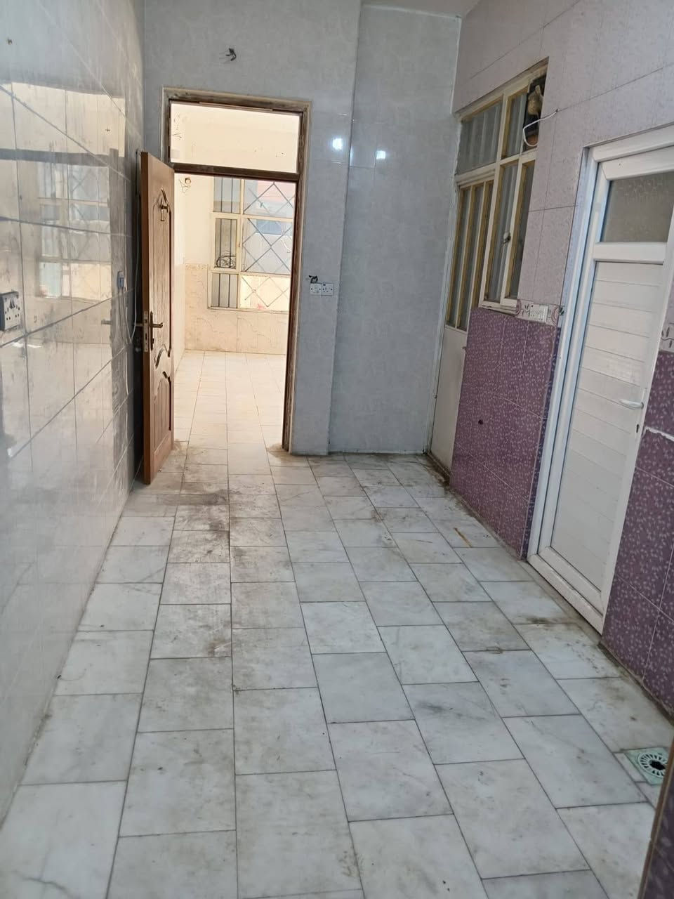 بيت للبيع 80متر عبارة عن وحدتين سكنية كل طابق يحتوي على غرفة نوم وصالة وحولي وخدمات اومناور السعر (190)وقابل للتفاوظ للاستفسار هذا الرقم ***********
