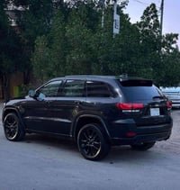 جيب كراند شيروكي مديل 2017 فول بلاك توب محرك3600/V6 سلندر ماشية 185km ...