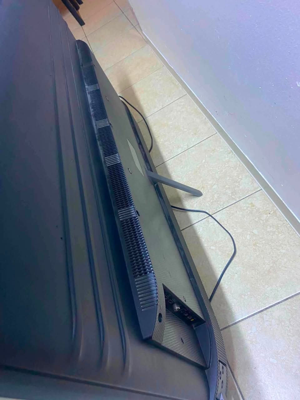تلفزيون نوع TCL حجم 50 4K بيه كسر بالشاشة سعر 75 الف مكاني بغداد  ***********
