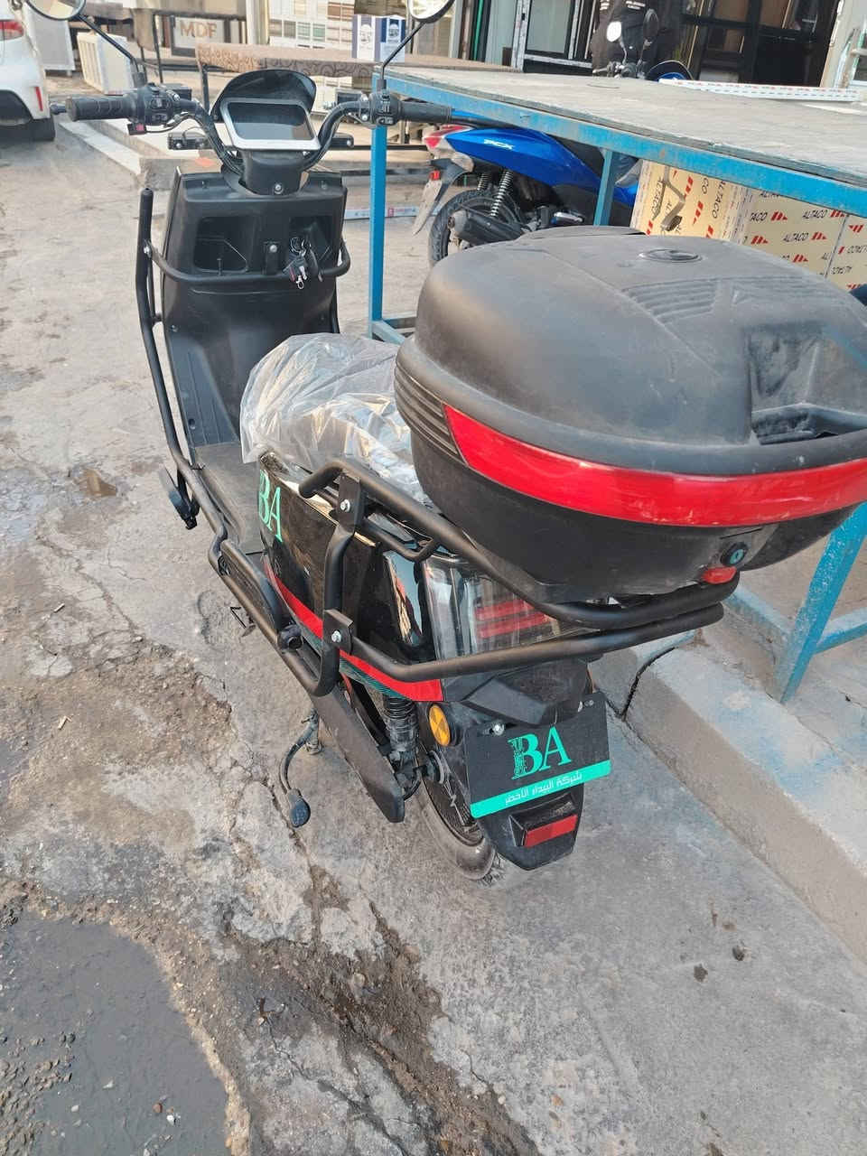 السلام عليكم للبيع دراجه شحن نوع سكنس مدرعه موديل2025
6بطاريات 
ملف 2000 
سرعه 85 
درع 360 
صندوك خلفي كبير 
السعر 600
مكاني بغداد الكراده 
***********
