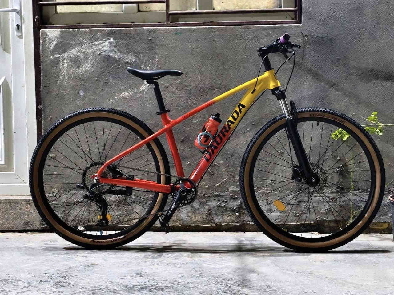 السلام عليكم.    اخوان اليوم يتوفر دراجة جبلية من نوع MTB. 
مواصفات 

🔥سستم ماركة من شركة L-TWOO،،المبدل خلفي نفس ماركة يأتي بنظام حديث 1*10

🔥الفرامل من نوع هيدروليك خلفي من شركة X-SPARK،،والفرامل امامية من ￼ Shimano الياباني 

🔥المقاس 29انج

🔥معدن دراجة بل كامل ألمنيوم ،،فقط دبل امامي من حديد 

🫆مكان الدراجة الديوانية 

💞سعر الدراجة (600)قابل للتفاوض مع تحياتي الكم 🫡￼

الرقم:***********.

الدراجة جديدة 🆕 جدآ
