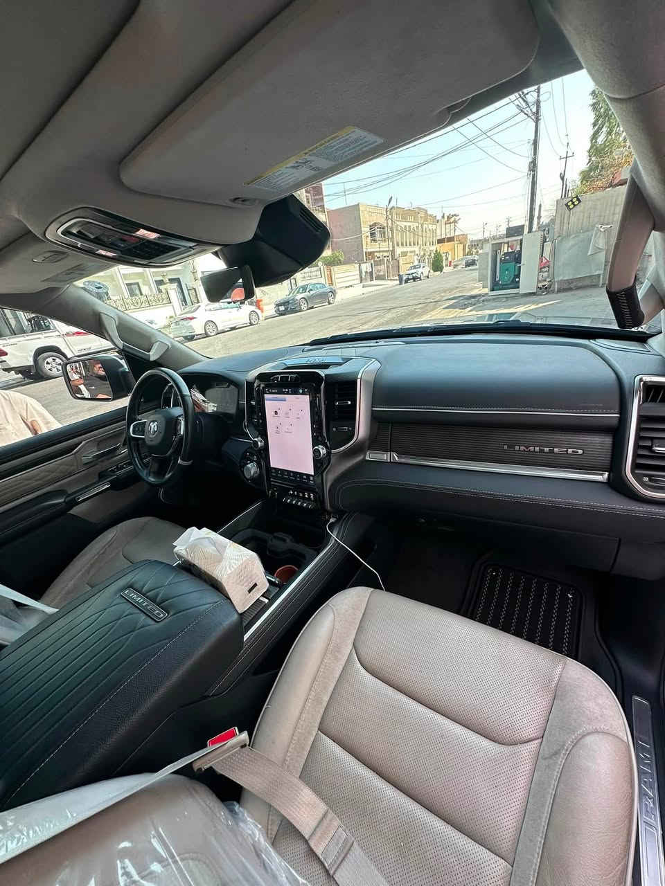 🔥 رام 1500 ليميتد 2024 (RAM 1500 Limited) – قمة الفخامة والقوة! 🔥
للبيع بيك آب رام ليميتد موديل 2024 (الجيل الخامس)، السيارة أعلى فئة بالترتيب والراحة، بحالة ممتازة وجاهزة للاستخدام!
⚙️ المواصفات الفنية والأداء:
 المحرك: V8 سعة 5.7 ليتر HEMI مع تقنية eTorque.
 القوة: 395 حصان بعزم دوران 556 نيوتن.متر.
 الكير: أوتوماتيك 8 سرعات.
 نظام الدفع: رباعي 4x4 مع نظام تعليق هوائي (هيدروليك) متكيف لتعديل الارتفاع.
✨ التصميم الخارجي:
 اللون: رمادي ميتاليك مميز (Billet Silver).
 الجنوط: ألومنيوم قياس 22 بوصة بتصميم Limited الفاخر.
 الإضاءة: مصابيح LED تفاعلية بالكامل.
 الإضافات: عتبات جانبية كهربائية تفتح وتغلق أوتوماتيكياً.
👑 المقصورة الداخلية والتكنولوجيا:
 المقاعد: جلد فاخر مع خاصية التبريد والتدفئة للمقاعد الأمامية والخلفية.
 الشاشات: شاشة عمودية عملاقة 12 بوصة + شاشة عدادات رقمية بالكامل 12 بوصة.
 النظام الصوتي: نظام فاخر من Harman Kardon (19 مكبر صوت).
 السقف: فتحة سقف بانورامية مزدوجة.
 الاتصال: دعم كامل لـ Apple CarPlay و Android Auto للاسلكي.
🛡️ الأمان والسلامة:
 كاميرات 360 درجة رؤية محيطية.
 رادار ومثبت سرعة تكيفي + كبح تلقائي عند الطوارئ.
 نظام مراقبة النقطة العمياء وتنبيه الخروج عن المسار.
💵 السعر:  اتصل واني بخدمتك
📄 الرقم: أربيل
📍 العنوان: ديالى - بعقوبة
📞 للتواصل والاستفسار (واتساب / اتصال):
***********
