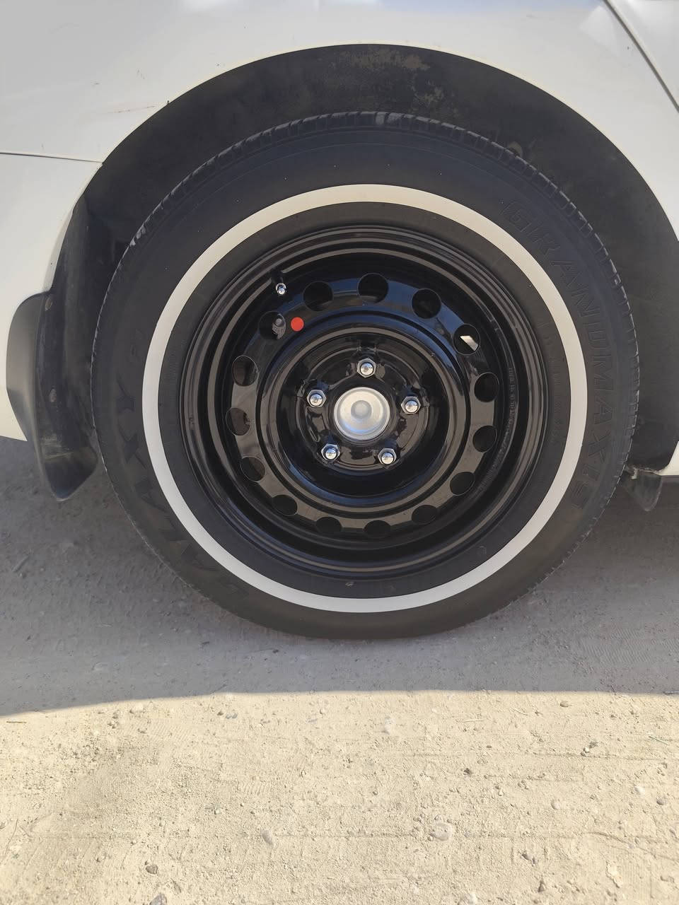 سلام عليكم عندي للبيع ويل عادي 15 تخم تاير ابو الخط استعمالهن اقل الشهر ويل صبغ حراري مال حاويه 
السعر 260 الف وللاستفسار ع الرقم  ***********
