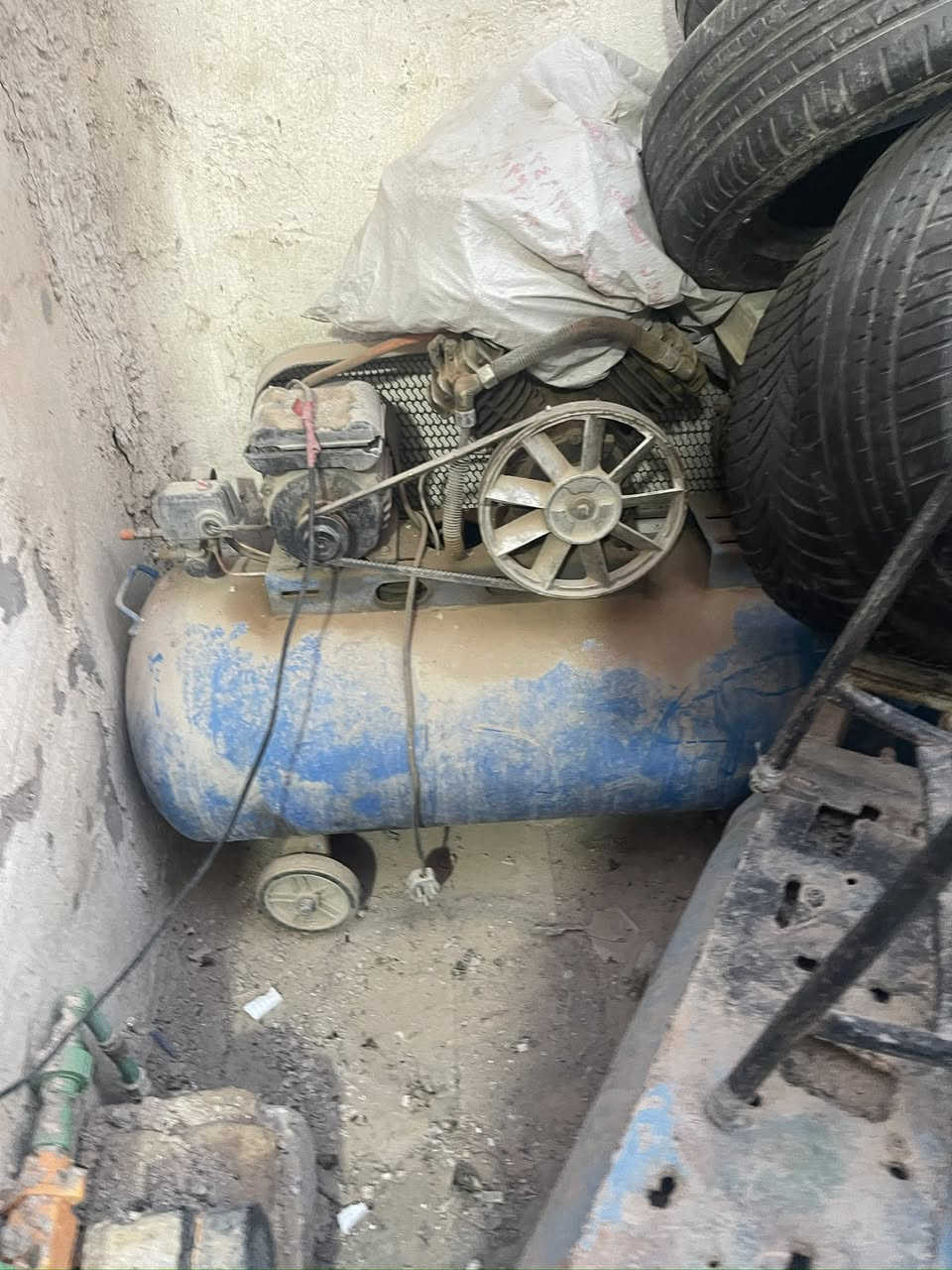 غراض بنجرجي كاملات وشغالات مع التايرات مال باله  تجي تفحص وتاخذ من البيت البطل حجمه350 مع بطل ثاني200 لتر مع خالعه السعر مليون و550 مكاني نجف وهذا رقمي***********
