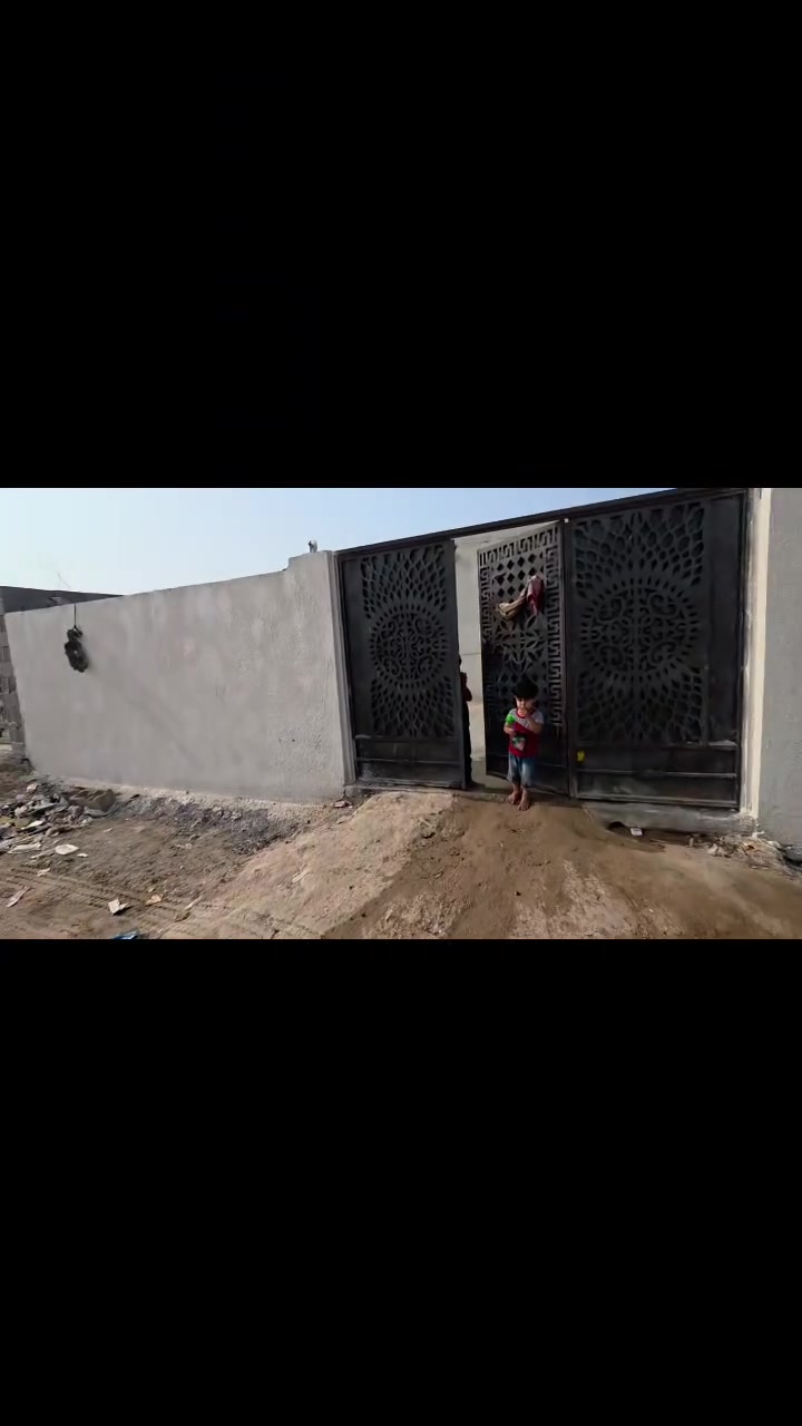 يالله سلام عليكم بيت للبيع شارع المگصب قرب سنتر الروان البيت مساحته 260متر يتكون من غرفتين ومطبخ وصاله وديوان وحمامات داخل وخارج وكراج سياره البيت سقف سندويج ماي اساله وكهرباء السعر ٣٢ وبي مجال موبايل *********** يبعد عن الشارع مسافه قريبه كلش
