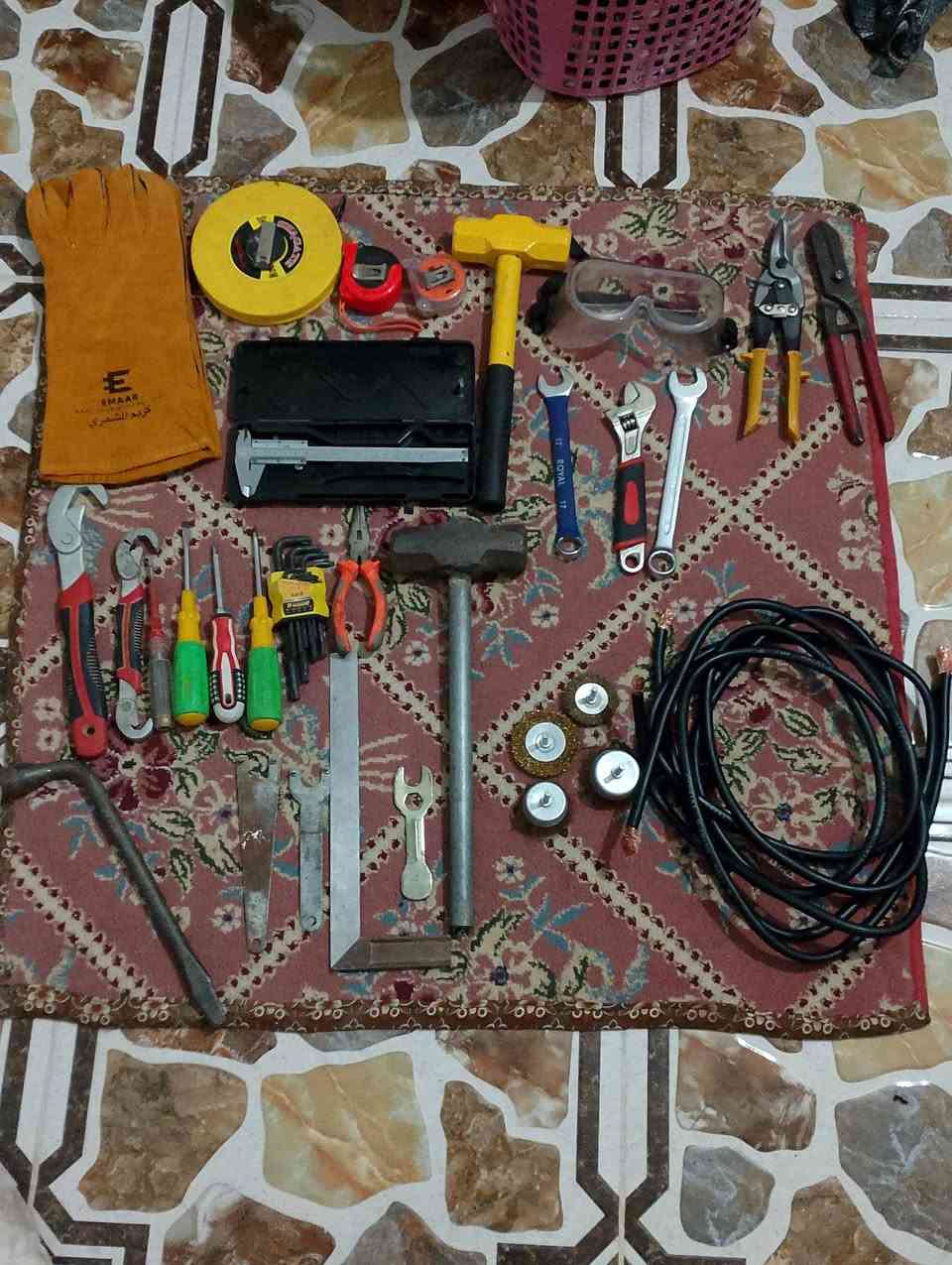 ميزان من شركه انجيكو يتحمل 20 كيلو مع سماعه على الباتري شحن عدد يدويه كفوف طوال وفيته 30 متر وفيت 3 متر العدد 2 فيرنيه چواكيج العدد 2 نضاره حمايه سباين العدد 2  17 و19 كندك مگاصه حديد العدد 2 سباين جميع الأحجام  درنفابس 4  الا نكي نجمه لاويه فرچ سيم العدد 4 گونيه مفاتيح كوسره 2 ويل سبانه حجم 19 وكيبل مكينه لحيم تقرينأ 4 أمتار ونصف للبيع السعر 95 قفل مكاني كربلاء توصيل ماعندي موبايل ***********
