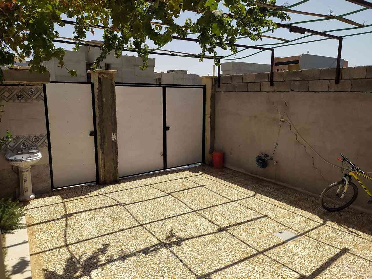 دار للبيع للبيع حي الشيماء  جمعية الحدباء مساحه الدار 220م واجهه 11 طابق واحد بناء 2021 ثلاث غرف واستقبال ومطبخ حار ومطبخ بارد وحمام ومرافق 2 داخلي وخارجي وكراج وحديقه سعر الدار 105000000 مليون للاستفسار ***********
