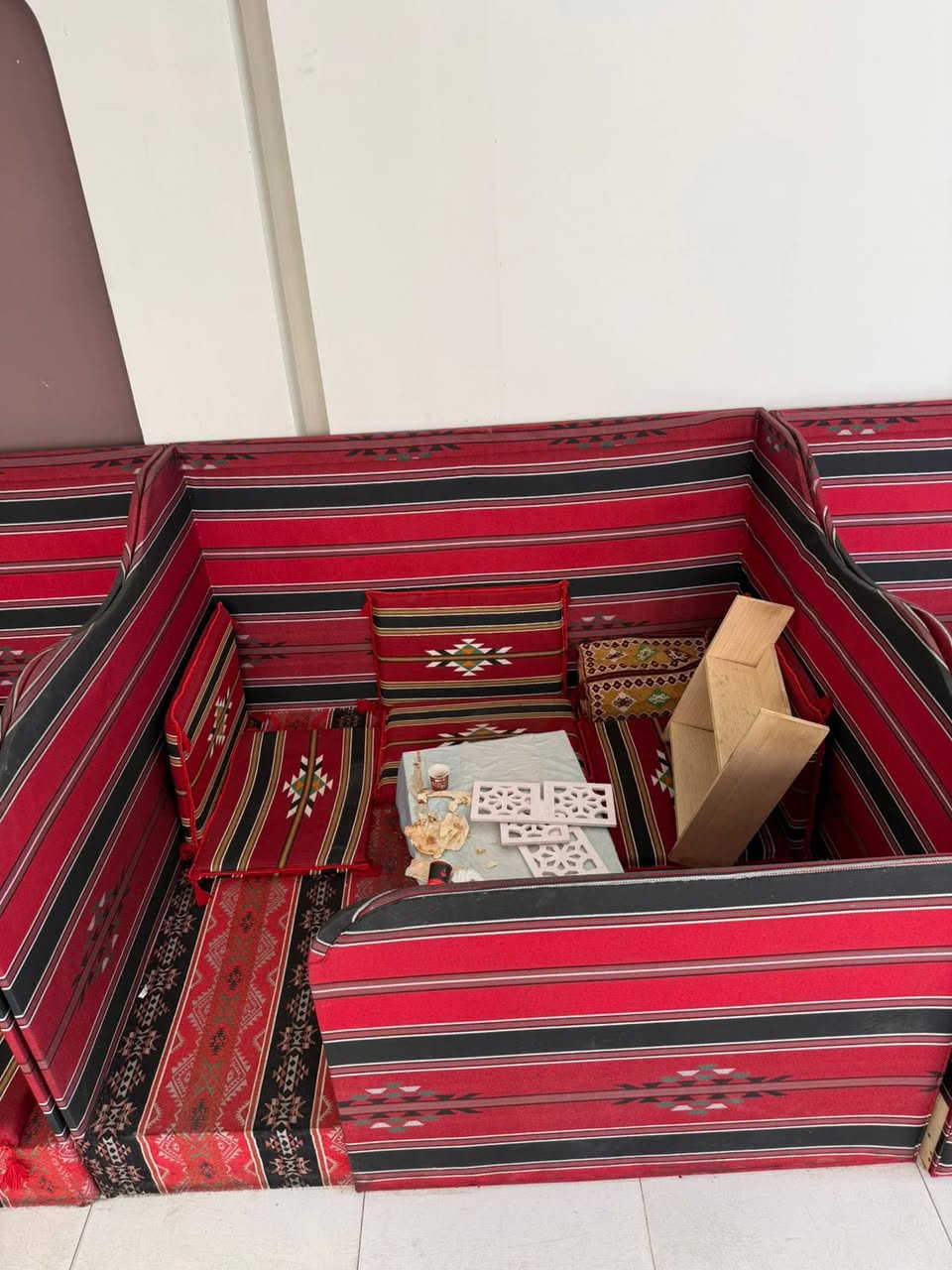 السلام عليكم عندي جلسات عربيه مال مطعم شغل درجه والى جدد كلش عددهن 8 سعر الوحده 300 واذا تاخذهن كلهن السعر ينزل مكاني البصره ***********
