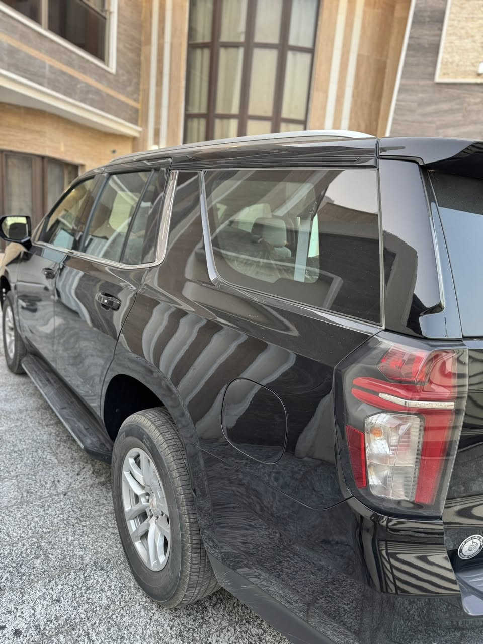 🚘 للبيع شيفروليه تاهو 2023 LS خليجي
🔹 الموديل: 2023
🔹 الفئة: LS
🔹 اللون: (اسود)
🔹 العداد: (29,000)
🔹 نوع الوقود: بنزين
🔹 المحرك: 5.3L V8
🔹 ناقل الحركة: أوتوماتيك 10 سرعات
🔹 نظام الدفع: (خلفي / دبل)

✨ المواصفات:
✔ شاشة معلومات وترفيه 8 إنج
✔ Apple CarPlay & Android Auto
✔ كاميرا خلفية + حساسات
✔ تحكم ستيرن + مثبت سرعة
✔ تشغيل بصمة (Keyless Start)
✔ نظام أمان متكامل (حساسات – تنبيه اصطدام – ثبات إلكتروني)
✔ تبريد وتدفئة
✔ جنوط ألمنيوم
✔ 3 صفوف مقاعد (7 أو 8 ركاب)
✔ وسائد هوائية متعددة

🛠 السيارة (مكفولة كفالة عامة ماعدا شخوط قليله بالباب مثل ما موضح بالصورة وشخوط بالدعامية)

📍 الموقع: (البصرة)
💰 السعر: (470 وبيها مجال قليل للشراي)
📞 للاستفسار:(  +964 781 500 7801)


**إذا كنت صاحب هذا الإعلان وتريد حذفه لأي سبب، رجاءا أرسل رسالة إلى الدعم الفني**