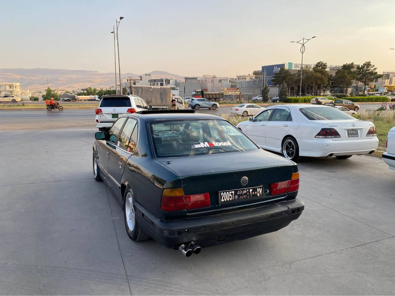 Bmw525       مۆدێل ٩٣
ئاڕمی پلاستیكی هەولێر بەشەرتی ئەڕم و ئەولیات 
موس و بڕاوە داعمو لێداراوی نیە 
چوار جام كارەبا سڵایتە
ئاوێنە كارەبا
گێڕو مەكینەی مەزبووتە 
فولە گێڕ عادیە 
تەبریتە بەس قایشی نەقسە
لایت عەدەسەو ئەڵقەیە پێش پانە
نرخ: ٢٩
شوێن : سلێمانی ڕاپەڕین
ژم: *********** السليمانية, العراق
